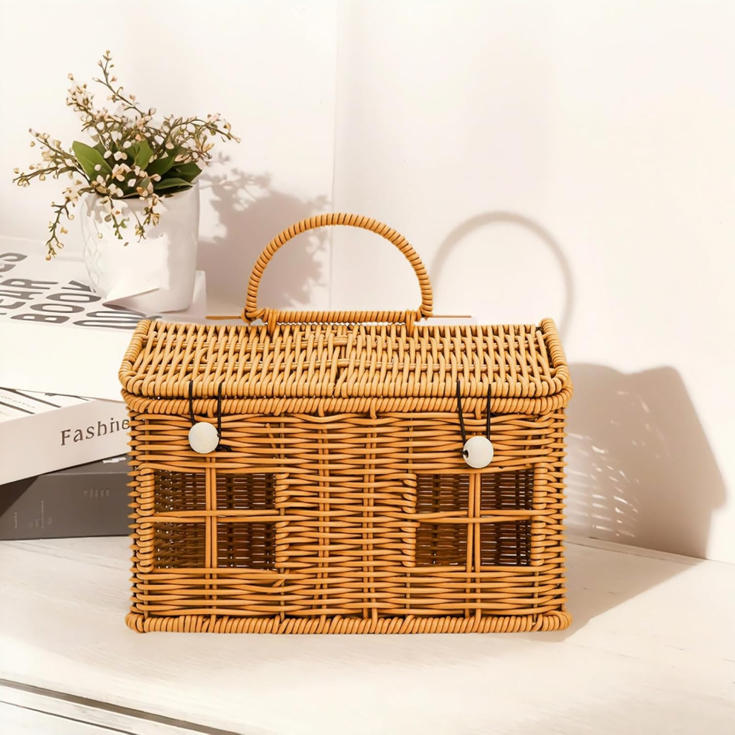 Cesta peque�a de rat�n con forma de casa y tapa