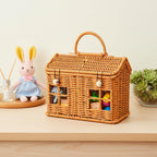 Cesta peque�a de rat�n con forma de casa y tapa