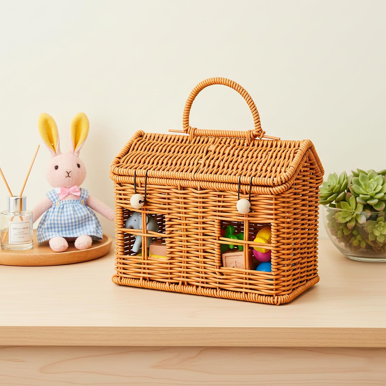 Cesta peque�a de rat�n con forma de casa y tapa